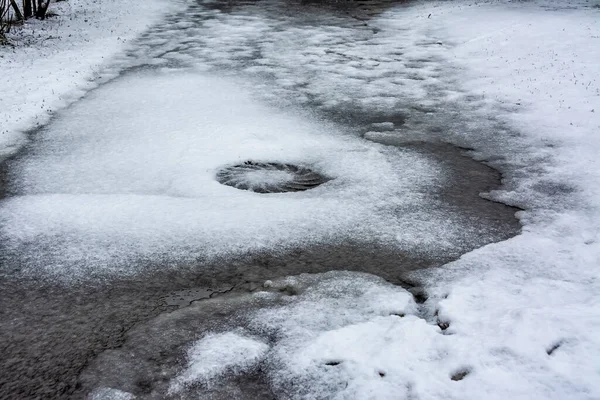 Marcia Disgelo Città Con Una Goccia Neve Pesante Bagnata — Foto Stock