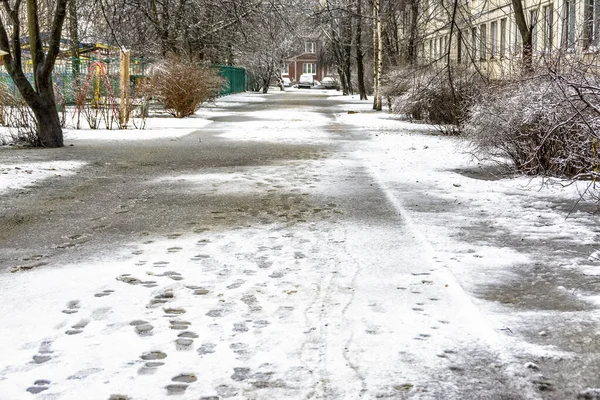 Březnové Tání Městě Kapkou Vlhkým Silným Sněhem — Stock fotografie