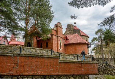 Andersengrad 'da. Solnechnaya St., 3, Sosnovy Bor, Rusya. Sosnovy Bor 'da 10 Mayıs 2021 Çocuk Oyun Kompleksi 1980' de açıldı ve hikayeci Hans Christian Andersen 'in 175. yıldönümü anısına açıldı.. 