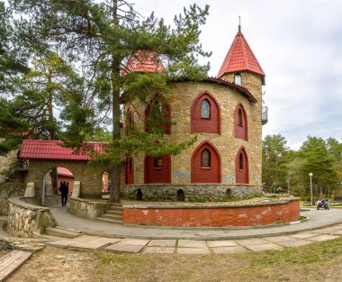 Andersengrad 'da. Solnechnaya St., 3, Sosnovy Bor, Rusya. Sosnovy Bor 'da 10 Mayıs 2021 Çocuk Oyun Kompleksi 1980' de açıldı ve hikayeci Hans Christian Andersen 'in 175. yıldönümü anısına açıldı.. 