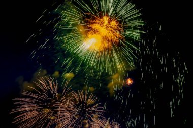 Zafer Günü onuruna gece gökyüzünde havai fişekler.. 