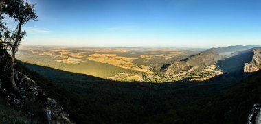 Boroka Gözcüsü (Grampians Milli Parkı), Halls Gap Valley manzarası. William Tepesi ve doğudaki tarım arazileri.. 