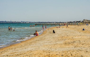 Avustralya 'da Pasifik Okyanusu' nda sakin Chelsea 'de plajda, Victoria. 