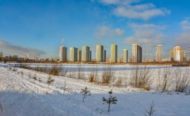 Güneşli bir günde, göletin kıyısında yeni bir yerleşim bölgesi.