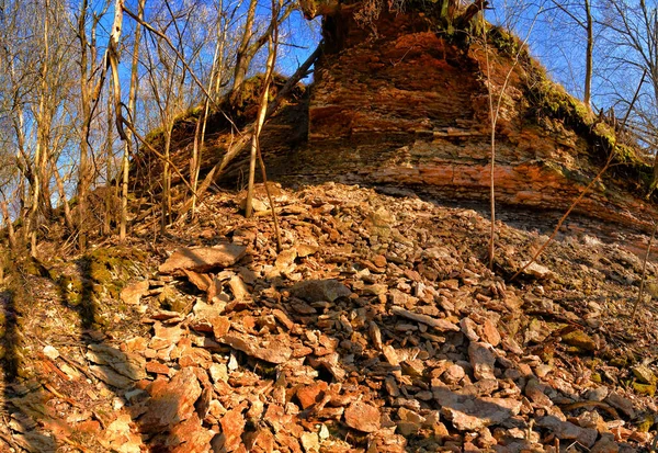 Θραύσματα Βράχων Κινούνται Σταδιακά Κάτω Από Την Πλαγιά Του Φαραγγιού — Φωτογραφία Αρχείου