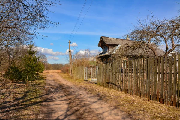 Voorjaarslandschap Met Een Oud Houten Huis Een Weg — Stockfoto