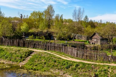 Baharda Leningrad Bölgesi 'ndeki Izhora Nehri kıyısında bahçe arazileri.. 