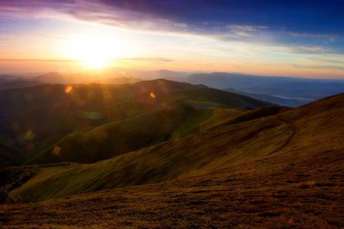 çarpıcı yaz manzarası, muhteşem günbatımı manzarası, dağlardaki güzel doğa arka planı, Karpatya dağları, Ukrayna, Avrupa,