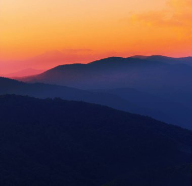çarpıcı yaz manzarası, muhteşem günbatımı manzarası, dağlardaki güzel doğa arka planı, Karpatya dağları, Ukrayna, Avrupa,