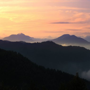 çarpıcı yaz manzarası, muhteşem günbatımı manzarası, dağlardaki güzel doğa arka planı, Karpatya dağları, Ukrayna, Avrupa