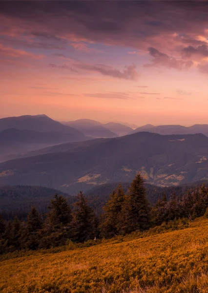 Muhteşem Yaz Manzarası Muhteşem Gün Batımı Manzarası Dağlardaki Güzel Doğa — Stok fotoğraf