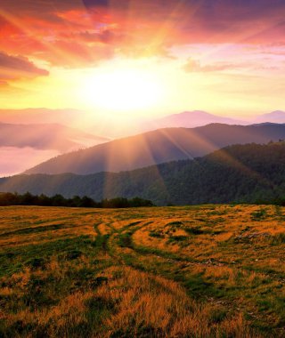 Muhteşem yaz manzarası, muhteşem gün batımı manzarası, dağlardaki güzel doğa arka planı, Karpat dağları, Ukrayna, Avrupa