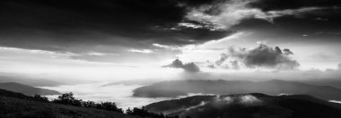 Muhteşem yaz manzarası, muhteşem gün batımı manzarası, dağlardaki güzel doğa arka planı, Karpat dağları, Ukrayna, Avrupa