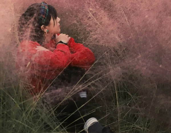 Seorang Wanita Kesepian Rumput — Stok Foto