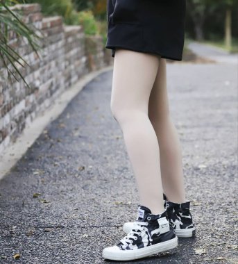 Bir kadın bacağı.