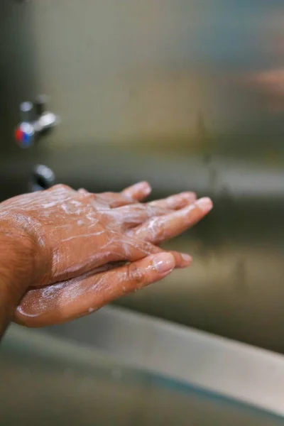 在手术室用消毒肥皂洗手 擦拭大大降低感染的风险 — 图库照片
