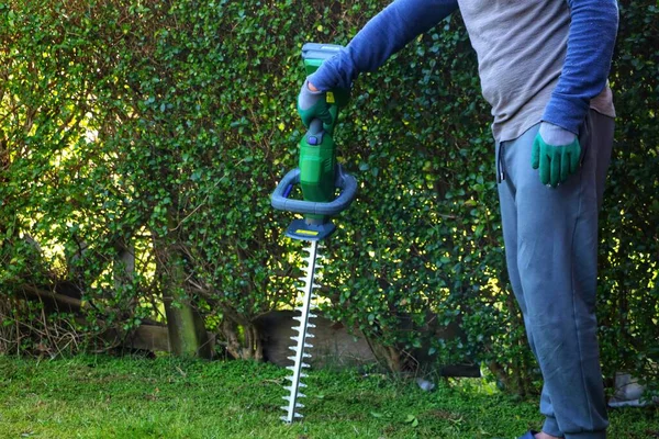 Unrecognisable Male Gardener Wearing Safety Gloves Holding Cordless Hedge Trimmer — Stock Photo, Image