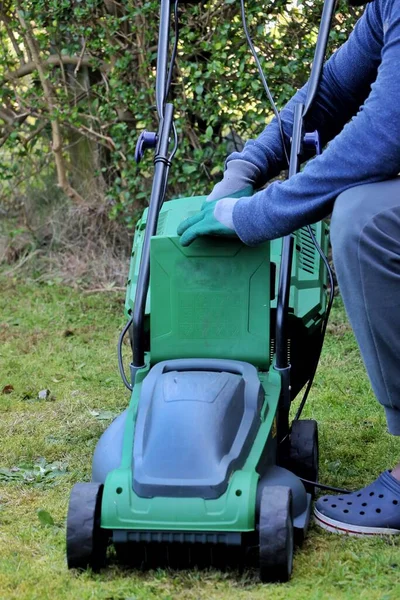 Trädgårdsmästare Fästa Gräskorgen Elektrisk Gräsklippare Maskin — Stockfoto