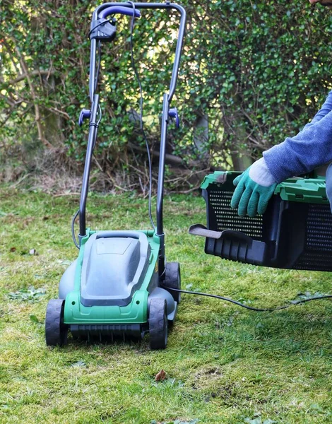 Trädgårdsmästare Fästa Tomma Gräskorgen Till Elektrisk Gräsklippare Maskin — Stockfoto