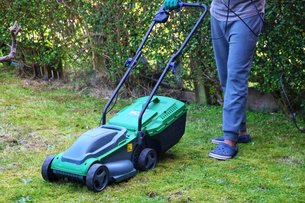 Trädgårdsmästare Flyttar Elektrisk Gräsklippare Maskin För Att Klippa Gräset — Stockfoto