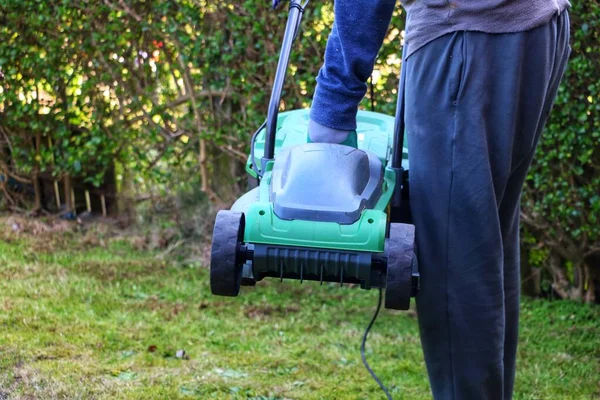 Trädgårdsmästare Som Bär Elektrisk Gräsklippare Maskin Och Förbereda Sig För — Stockfoto