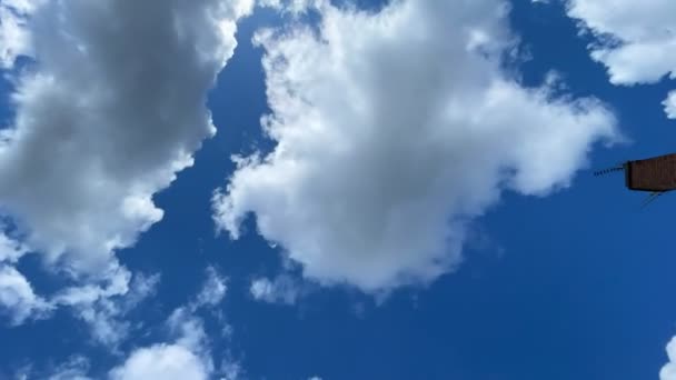 Nuages Déplaçant Dans Ciel Bleu Propre Time Lapse Vidéo — Video