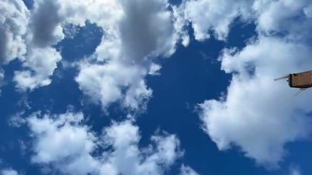 Time Lapse Nuages Blancs Mouvement Dans Ciel Bleu Une Heure — Video