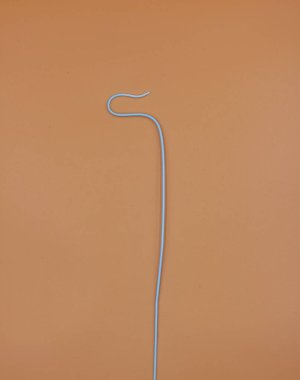 Kalp atardamarlarındaki tıkanıklığı teşhis etmek için kullanılan anjiyografi sondası. Resim bej arkaplanda izole edildi .