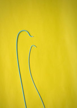 Kalp atardamarlarındaki tıkanıklığı teşhis etmek için kullanılan anjiyografi sondası. Resim sarı arkaplanda izole edildi