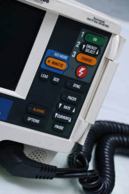 Yetişkin bir defibrilatörün ve işletim düğmelerinin görünümünü kapat