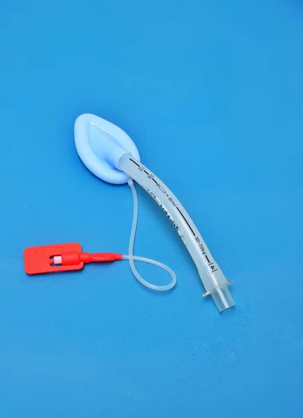 Urządzenie Wszczepiania Rozrusznika Serca Umieszczone Wraz Stetoskopem Niebieskim Tle — Zdjęcie stockowe