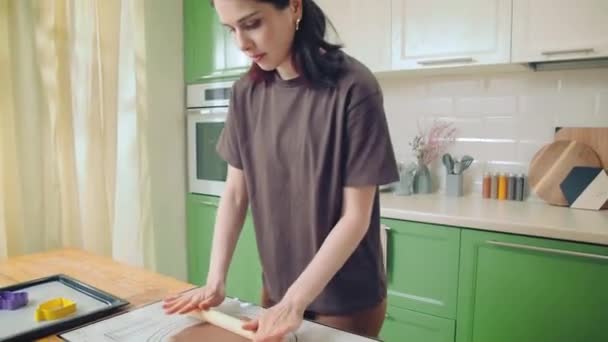 Jonge blanke vrouw in bruin t-shirt koken thuis keuken — Stockvideo