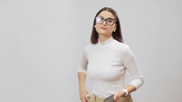 Vrouw in beige outfit sproeien een sanitizer en vegen haar mobiele telefoon — Stockvideo