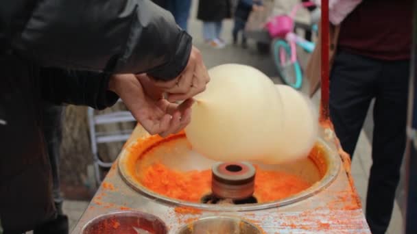 Street food cook making a cotton candy — Wideo stockowe