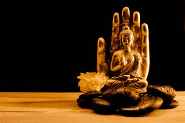 Siyah arkaplanda Buda heykeli. Zen atmosphre.