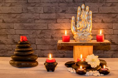 Siyah arkaplanda Buda heykeli. Zen atmosphre.