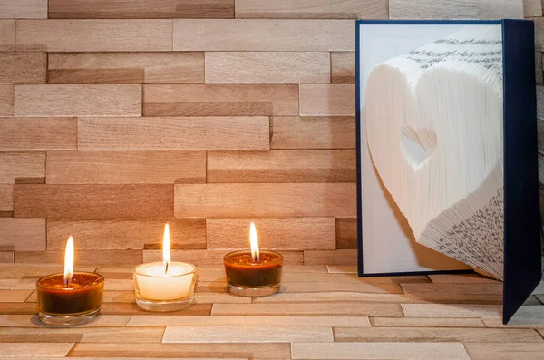 Mumlar ve kalp şeklinde kitap, zen atmosferi.