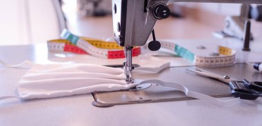 Covid-19 virüsü, koronavirüs, alerji, salgın hastalık ve küresel salgınlara karşı yüz koruması için yüz maskesi üretimi.