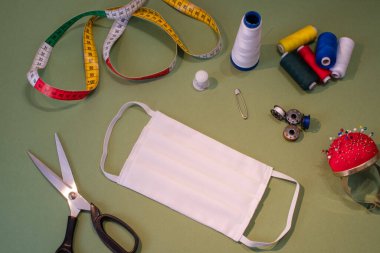 Covid-19 virüsü, koronavirüs, alerji, salgın hastalık ve küresel salgınlara karşı yüz koruması için yüz maskesi üretimi.