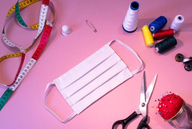 Covid-19 virüsü, koronavirüs, alerji, salgın hastalık ve küresel salgınlara karşı yüz koruması için yüz maskesi üretimi.