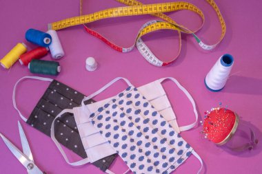 Covid-19 virüsü, koronavirüs, alerji, salgın hastalık ve küresel salgınlara karşı yüz koruması için yüz maskesi üretimi.