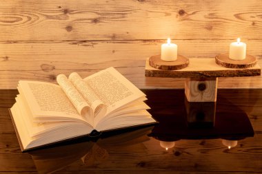 Ahşap bir arka planda kalp şeklinde katlanmış bir kitap..