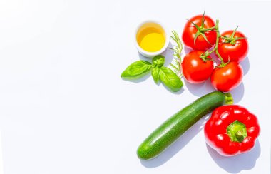 Domatesli, kabaklı, kırmızı biberli, zeytinyağlı ve taze fesleğenli mevsimlik yaz sebzelerinin yaratıcı sunumu. Arkaplanda bir metin eklenecek.