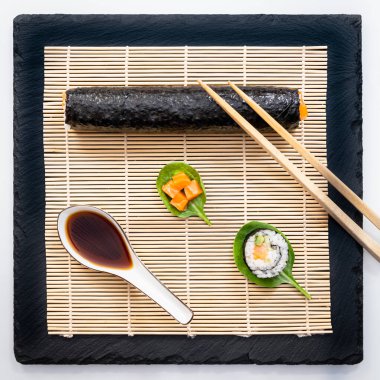 Japon yemek tabağı, suşi ve maki sunumu..