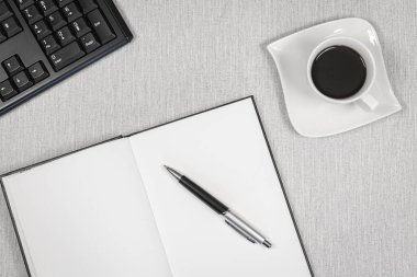 Bir çalışma alanında kitap açıldı. Yazıtlar için beyaz sayfalar.