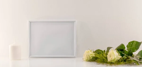 Boş boşluklu fotoğraf çerçevesi. Mesaj, davetiye, dilek, fotoğraf yazmak için..