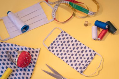 Covid-19 virüsü, koronavirüs, alerji, salgın hastalık ve küresel salgınlara karşı yüz koruması için yüz maskesi üretimi.