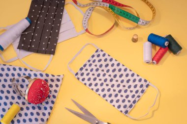 Covid-19 virüsü, koronavirüs, alerji, salgın hastalık ve küresel salgınlara karşı yüz koruması için yüz maskesi üretimi.