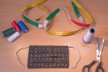 Covid-19 virüsü, koronavirüs, alerji, salgın hastalık ve küresel salgınlara karşı yüz koruması için yüz maskesi üretimi.