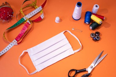 Covid-19 virüsü, koronavirüs, alerji, salgın hastalık ve küresel salgınlara karşı yüz koruması için yüz maskesi üretimi.